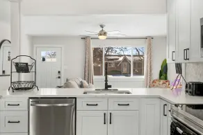 Modern Family Friendly Escape Central 5 Bedroom - Image 3