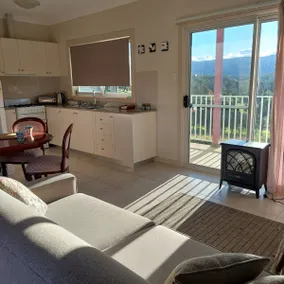 Kostenloses Frühstück Goodies - 1 Schlafzimmer & QSofa im Wohnzimmer mit Blick auf die Berge - Image 4