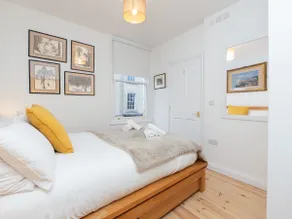 Stylish Flat: City & Canal Walks - Image 3