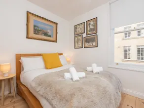 Stylish Flat: City & Canal Walks - Image 2