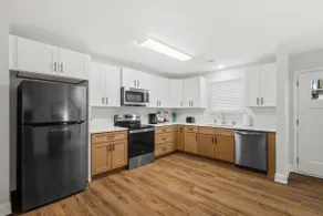 Modern & Comfy, Private Deck, 10 min to Greenville - Image 4