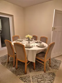 Spacious house with parking in excellent location - Image 5