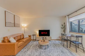 Free Parking I Coffee I Queen Bed I Keyless Entry - Image 1