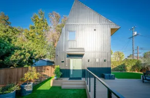 Contemporary bi-level unit w/private roof deck - Image 5