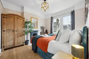 Stylish Edwardian Escape in Southwark 3 bedroom Maisonette by Gold Stays - Image 4