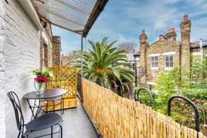 Stylish Edwardian Escape in Southwark 3 bedroom Maisonette by Gold Stays - Image 5