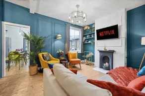 Stylish Edwardian Escape in Southwark 3 bedroom Maisonette by Gold Stays - Image 2