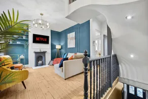 Stylish Edwardian Escape in Southwark 3 bedroom Maisonette by Gold Stays - Image 3