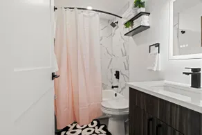 Near Downtown New Build Apt W/Full Kitchen+Laundry - Image 4