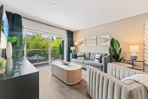 {Ocean Crest} ~Beachside ~ No Fees ~ King Suite - Image 3