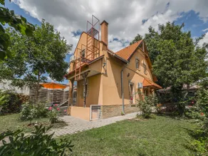 Pet-friendlysuburban house in Buda. - Image 2