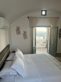 Maison Kallisti • Heated Jacuzzi & Panoramic View - Image 4