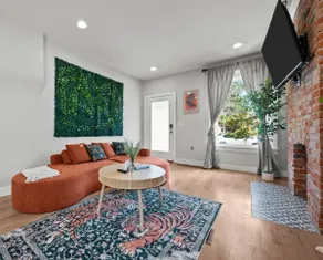 Stylish Townhome + Private Lounge | Free Parking - Image 3