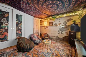 Stylish Townhome + Private Lounge | Free Parking - Image 5