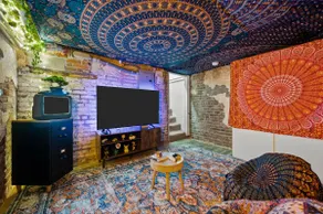 Stylish Townhome + Private Lounge | Free Parking - Image 4