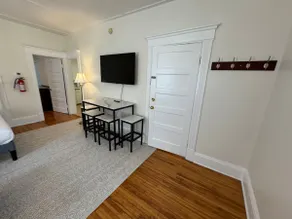 Cozy 2-Bed Apartment in Town - Image 5