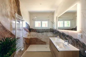 Elegant, air-conditioned & renovated - Image 3
