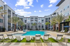Modern King Bed Deerwood Pool Gym Downtown Jax I95 - Image 5