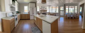Spacious Hunts Point cottage. 30sec walk to beach! - Image 3