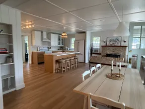Spacious Hunts Point cottage. 30sec walk to beach! - Image 2