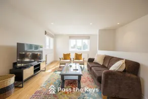 Large, Newly Renovated Flat in Charming Village - Image 3