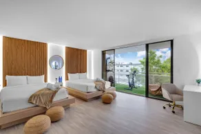 Waterfront Luxe Condo Walking Distance to Beach - Image 4