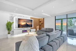 Waterfront Luxe Condo Walking Distance to Beach - Image 2