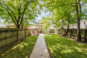 2bd Charming Bungalow Near Events - Image 3