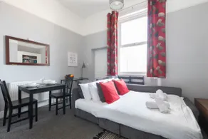 Comfortable 1-Bed Flat Near Pittville Park - Image 4
