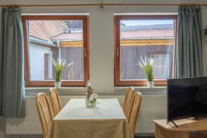 5 Min Walk to Old Town, Uni & Castle | XL Bed - Image 3
