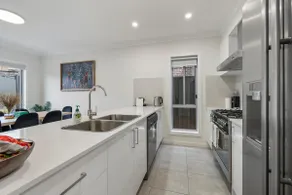14MP Spacious 5BR House With Free Parking, 9 Mins To HomeCo - Image 3