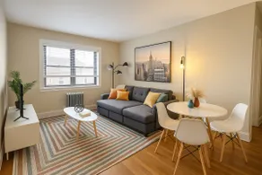 Large apt 1st fl walk to Downtown/train station - Image 2