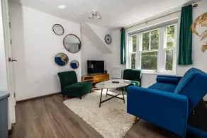 Modern 2-Bed Apartment - Near Train and Town - Parking Available - Image 3