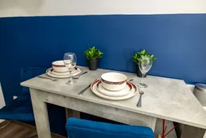 Modern 2-Bed Apartment - Near Train and Town - Parking Available - Image 4