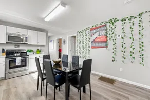 Spacious and stylish 3/2 short walk to the square - Image 5