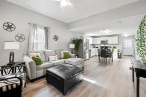 Spacious and stylish 3/2 short walk to the square - Image 2