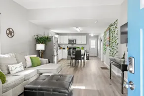 Spacious and stylish 3/2 short walk to the square - Image 3