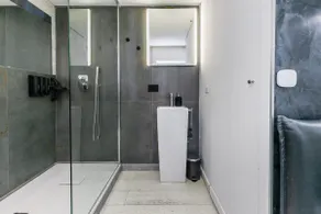 Loft Terrace, Jacuzzi & AC, 5 mins to Central Station - Image 3