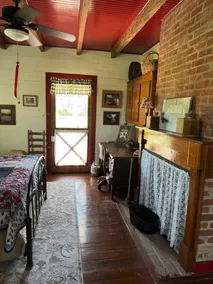 Centrally located in the heart of Southeast LA. - Image 3
