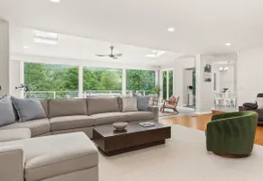 Lakeshore Crest Estate - Waterfront & Pool - Image 2