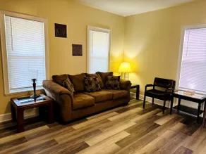 Cozy 4 Bedroom House near the lake - Image 2