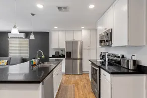 Modern Midtown Home-Unit A - Image 4