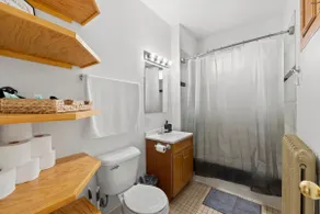 Beautiful Apartment 9.9 miles from Chicago - Image 3