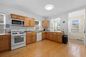 Beautiful Apartment 9.9 miles from Chicago - Image 4