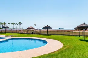 Solarium, views and pool with beach access - Image 2