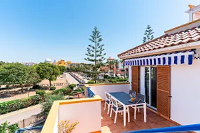Solarium, views and pool with beach access - Image 4