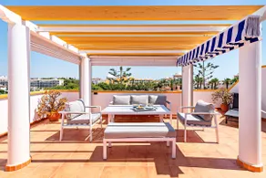Solarium, views and pool with beach access - Image 3