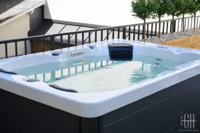 Villa in the Center, Jacuzzi - Sauna - Nordic Bath - Image 2