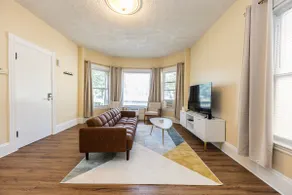 Broadway Vibes Only 1BR w/ 2 Beds Best Location - Image 2