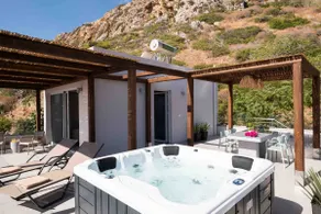 See2Sea Loft with Jacuzzi - Image 4